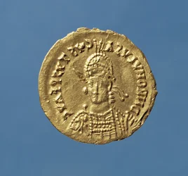 Solidus (dritto) di Romolo Augusto (475-476) elmo, corazza, con lancia sulla spalla destra, scudo a sinistra (oro) Iscrizione: D N ROMVLVS AVGVSTVS P F AVG